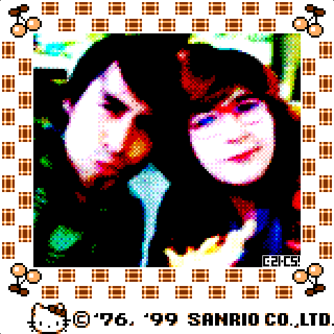 Una fotografía digital, tomada con la Game Boy camera, la técnica usada es la separación de canales RGB, para recomponerlos usando los 4 colores disponibles en la Game boy, creando una imagen a color con las mismas limitaciones de captura propias de la cámara
En la misma, aparezco yo y mi pareja
La marca de agua en la esquina inferior derecha data del 2021