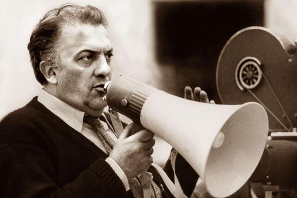 Federico Fellini sul set con l'immancabile megafono