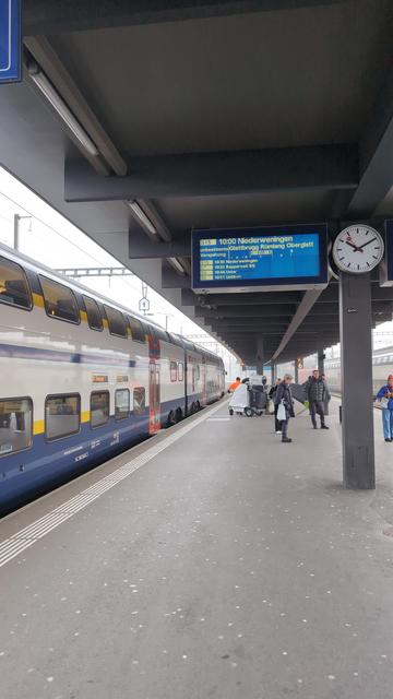 stehende S15 im BHF Oerlikon