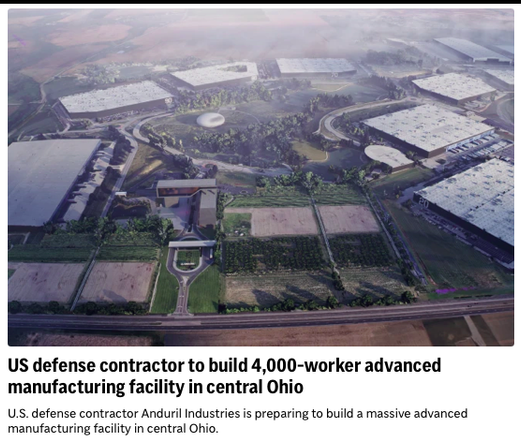 Vista aérea de uma grande instalação industrial em construção numa área rural. A instalação inclui vários edifícios  retangulares de grandes dimensões, alguns menores e estruturas mais complexas. Há também áreas de terreno aberto com vegetação. Uma estrada principal atravessa a imagem, vendo-se em primeiro plano a entrada do complexo. No geral, a imagem sugere uma grande operação industrial num ambiente parcialmente rural. A legenda indica que se trata de futura fábrica da Anduril,  empresa contratada pela Defesa americana, um projeto avançado e que  empregará 4.000 pessoas.