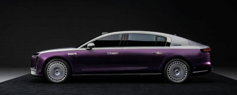 Side view of the Maextro S800, a luxury car, with two-tone paintwork (silver–violet).