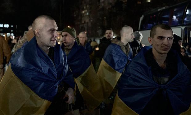 Prisioneros de guerra ucranianos vuelven a casa. (Getty Images)