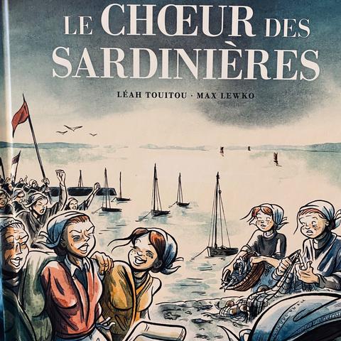 Couverture de la BD Le Chœur des sardinières. Illustration : un groupe de Penn Sardin  en manifestation sur le port de Douarnenez