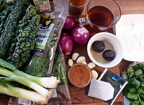 Alle zutaten vor dem Kochen auf einem Brett