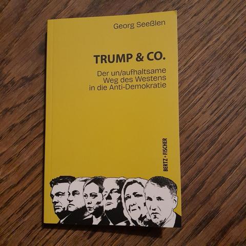 Buchcover in gelb mit Köpfen von Rechtspopulisten