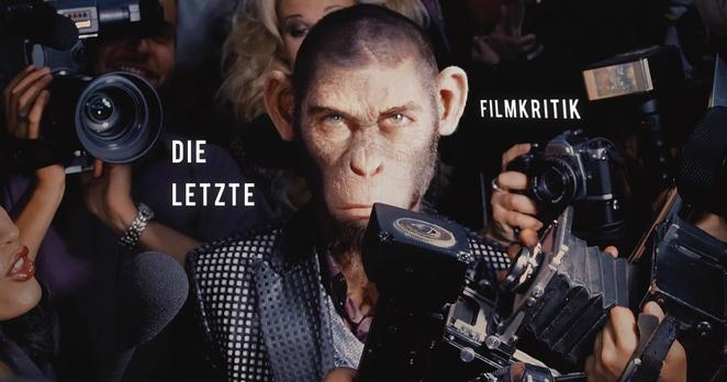 Entertainer Robbie Williams in Gestalt eines computergenerierten Affen und umringt von Kameras als Coverbild des Podcasts "Die Letzte Filmkritik" über das Biopic "Better Man".