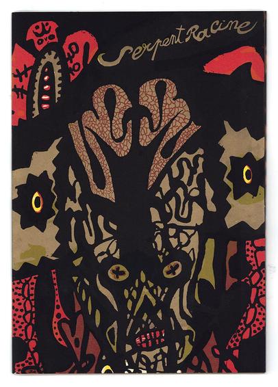 couverture de l'ouvrage "serpent racine" : dessin imprimé en noir, en rouge et dans des tons marrons, arabesques organiques et ornementales. On devine des yeux, seuls éléments jaunes. Le titre est manuscrit en haut.
