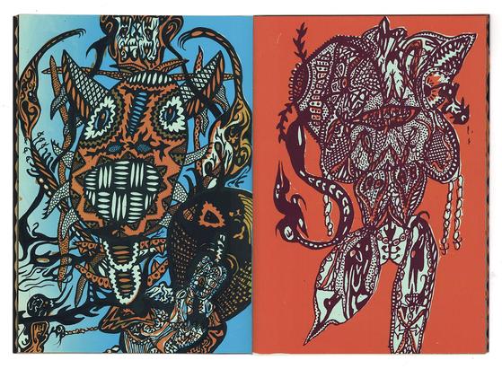 double page de l'ouvrage "serpent racine" : dessins imprimés en noir, en rouge, en jaune et en bleu. Figures totémiques, cornues et ornements graphiques. Des tentacules ou des pattes un peu partout.