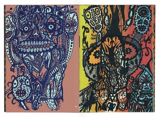 double page de l'ouvrage "serpent racine" : dessins imprimés en noir, en rouge, en jaune et dans des tons marrons. Figures totémiques et ornements graphiques. Ici les figures semblent plus démoniaques qu'animales.