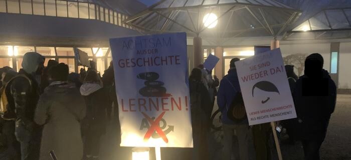 Demonstrantinnen und Demonstranten vor dem Kurhaus in Bad Krozingen.
