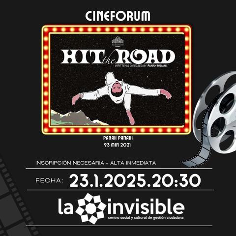 Un póster anuncia una proyección de la película "Hit the Road" de Panah Panahi. El póster muestra una ilustración de estilo minimalista de una persona flotando en el espacio, sobre un paisaje terrestre.  Debajo, se muestra información de la película:  el nombre del director, la duración (93 minutos) y el año de producción (2021).  En la parte inferior, se indica que se requiere inscripción y la fecha y hora de la proyección: 23 de enero de 2025 a las 8:30 PM.  El evento se realiza en "la invisible", un centro social y cultural.  A los lados del póster se ven bordes de rollo de película.