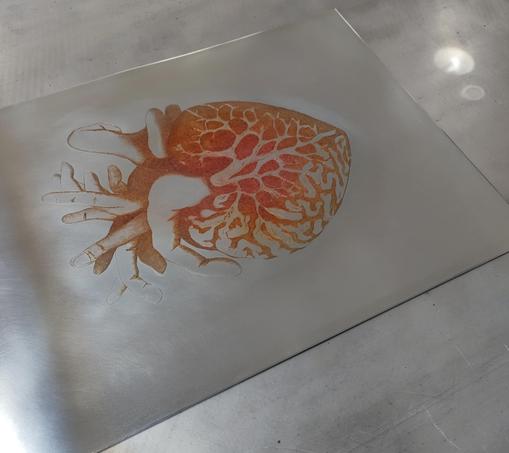 Gravure (pointe sèche) sur zinc de Gladys Brégeon prête à être imprimée sur une des presses de taille douce de l'Atelier Alma à côté de Lyon.