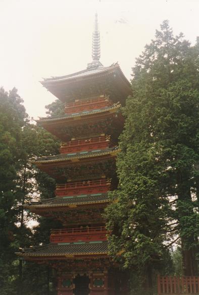 Pagode en bois rouge à cinq étages au milieu des arbres, à Nikkō au Japon.