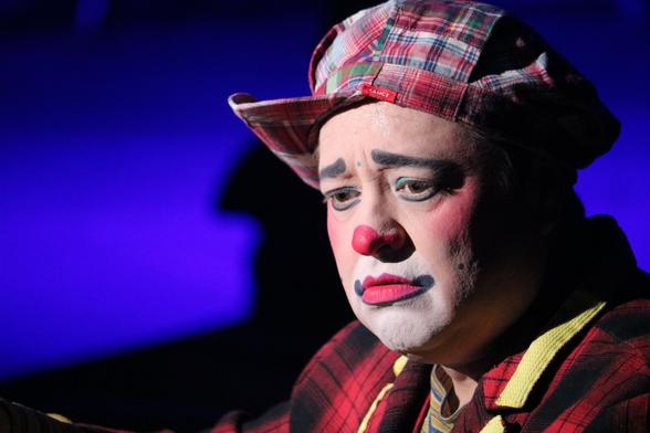 A close up on a clown, he looks sad, but it's just because I took the shot at the moment he had this expression.