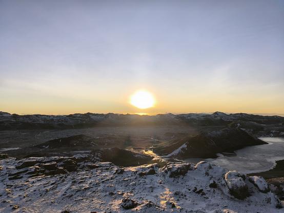Vue du système volcanique de Krysuvik qui n'a pratiquement pas de neige alors qu'il reste toujours dans l'ombre au cours de l'hiver. Le soleil s'est levé depuis une bonne heure.