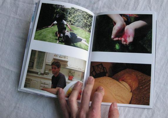 Doble página de la revista Contrafotografía 13. Se muestran cuatro imagenes que corresponden a diferentes momentos de vida personal. Unos niños jugando, un hombre en una cocina, unas manos que cogen algo viscoso de color rosa y una mujer mayor, echada en la cama y de espaldas.