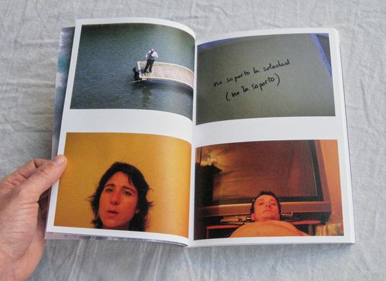 Doble página de la revista Contrafotografía 13. Se muestran cuatro imagenes que corresponden a diferentes momentos de vida personal. Un hombre sacando a un perro del agua en un embarcadero, una fotografía de una frase que dice "no soporto la soledad (no la soporto)", un autorretrato de la autora con un fondo amarillo y un hombre desnudo en un plano picado donde practicamente solo se le ve un poco de la cara y una parte del pecho.