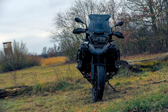 BMW R1250GSA Triple Black nach dem Customizing - Full Black