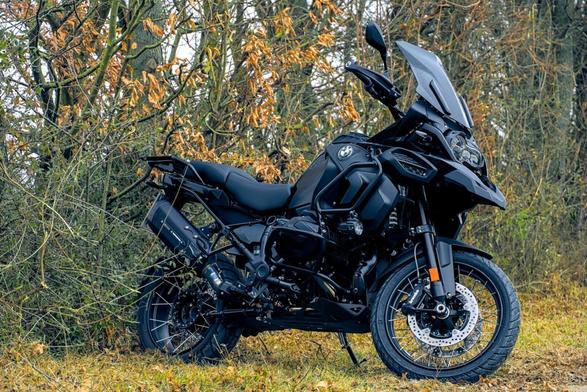 BMW R1250GSA Triple Black nach dem Customizing - Full Black