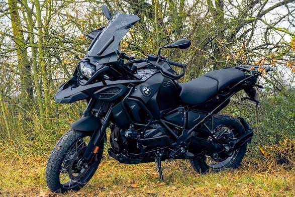 BMW R1250GSA Triple Black nach dem Customizing - Full Black