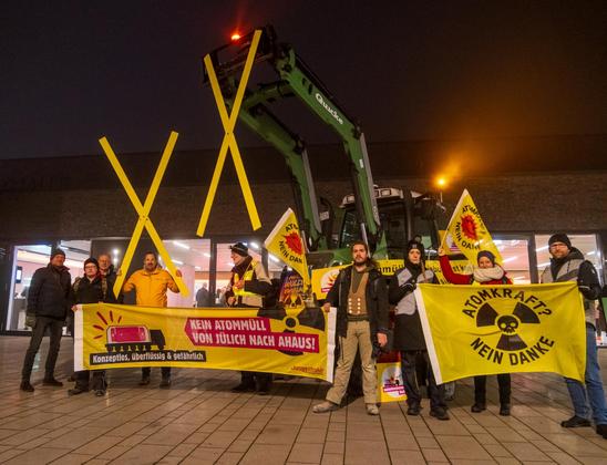 Protest in Ahaus gegen Castor-Tranporte mit der Aufschrift "Kein Atommüll von Jülich nach Ahaus"