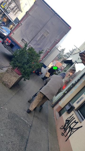 Und ähnlich die Situation auf dem Gehweg. Herr alteren Semesters mit Rollator kann sich nur durchschlängeln.