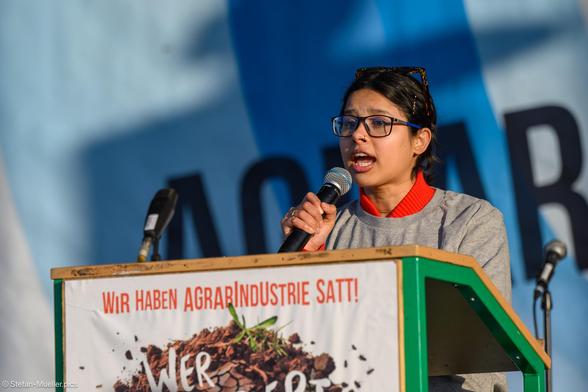 Apurba Dhakal, Youth Council member bei Brot für die Welt, spricht bei Wir haben es satt. vor dem Reichstag, Berlin, 18.01.2025