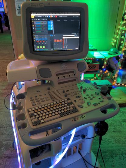 A ultrasonic medical device, with a microphone instead of the ultrasonic-sensor-thing and a music program on the computer screen. the program has the name "UltraSchall" which means ultrasonic in German.