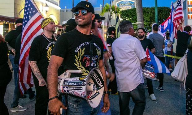 Enrique Tarrio, miembro de Proud Boy, fotografiado en Miami, antes de su arresto en relación con el asalto al Capitolio. (Pedro Portal / Miami Herald / Tribune News Service via Getty Images)