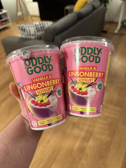 Veera pitää kädessään kaksi Oddlygood Vanilla & Lingonberry Soygurt purkkia.