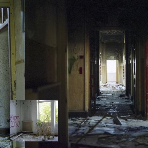 Un couloir sombre, jonché de débris : bouts de verre, flyers