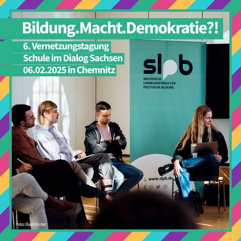 Bildung. Macht. Demokratie? 6. Vernetzungstagung Schule im Dialog Sachsen, am 6. Februar 2025 in Chemnitz. Text vor einem Foto einer Workshopgruppe, in der Menschen miteinander sprechen.