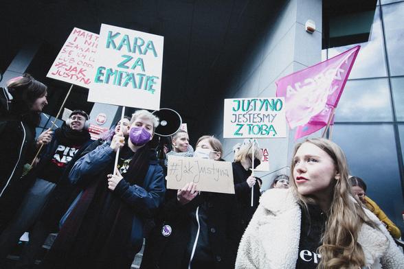 Zdjęcie z poprzedniej pikiety solidarnościowej przed sądem

osoby trzymające transparenty z napisami

MAM TABLETKI I NIE ZAWAHAM SIĘ ICH UŻYĆ #JAK JUSTYNA
PRZED SĄD ZA EMPATIE
JUSTYNO JESTEŚMY Z TOBĄ
#Jak Justyna

FOT. Agata Kubis