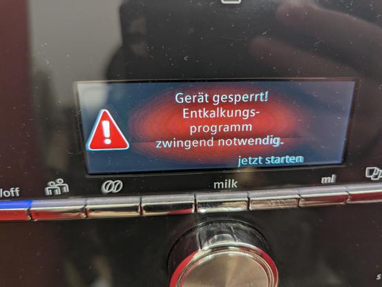 Siemens Kaffeevollautomat mit roter Fehlermeldung:
Gerät gesperrt!
Entkalkungsprogramm zwingend notwendig.