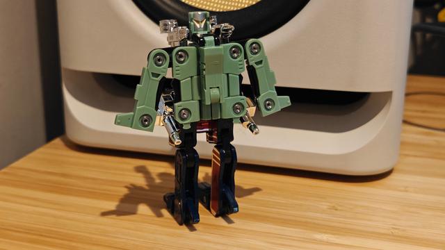 Transformers mini cassettes Dairu and Zauru.