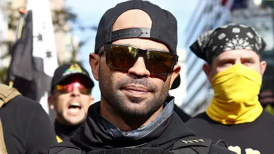 Verurteilter Rädelsführer der rechtsextremen "Proud Boys": Enrique Tarrio zusammen mit anderen Faschisten, er entgeht dank Trumps Begnadigung einer Gefängnisstrafe von 22 Jahren. (Quelle: Hannah Mckay)