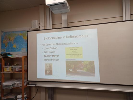 Whiteboard mit der Übersicht über die vier Menschen, in deren Gedenken Anfang Februar jeweils ein Stolperstein verlegt werden soll.