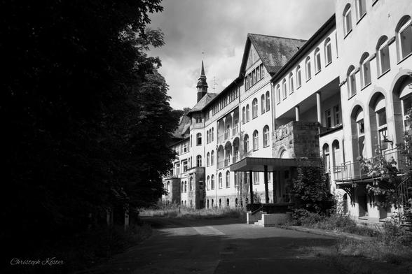 This building was built from 1901 to 1904 by the "Allgemeine Knappschaftsverein" Bochum as a hospital for the treatment of lung diseases and especially tuberculosis.
Until 1986, lung diseases of miners from Bochum and the Ruhr area were treated here.
It is estimated that about 50,000 miners were treated here in 82 years.
Today the building is abandoned.
Situated in the middle of the forest, it is so quiet today that you can sense the ghosts of the people who were treated here for 82 years - a ghostly and almost mystical atmosphere.
