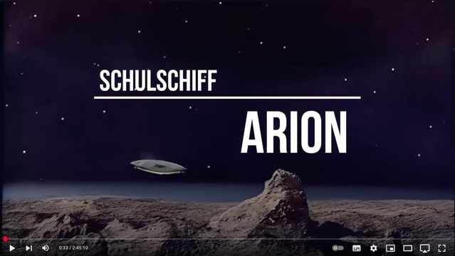 Szene vom Vorspann, eingefärbt: Die Landung auf Mura. Die Orion fliegt aber gerade in den Hintergrund weg. Darüber steht
SCHULSCHIFF _________
                                    ARION