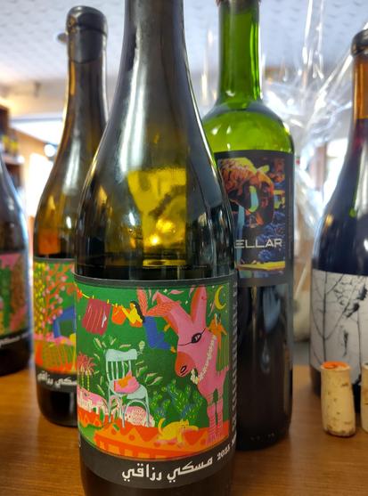 Étiquette très colorée de la cuvée "Miski Razzegui" d'Alexandre Morin "le vin vogueur"
C'est un vin blanc de Tunisie aux cépages autochtones.