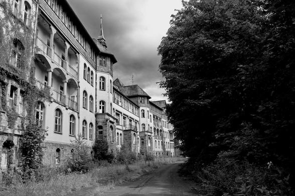 This building was built from 1901 to 1904 by the "Allgemeine Knappschaftsverein" Bochum as a hospital for the treatment of lung diseases and especially tuberculosis.
Until 1986, lung diseases of miners from Bochum and the Ruhr area were treated here.
It is estimated that about 50,000 miners were treated here in 82 years.
Today the building is abandoned.
Situated in the middle of the forest, it is so quiet today that you can sense the ghosts of the people who were treated here for 82 years - a ghostly and almost mystical atmosphere.
