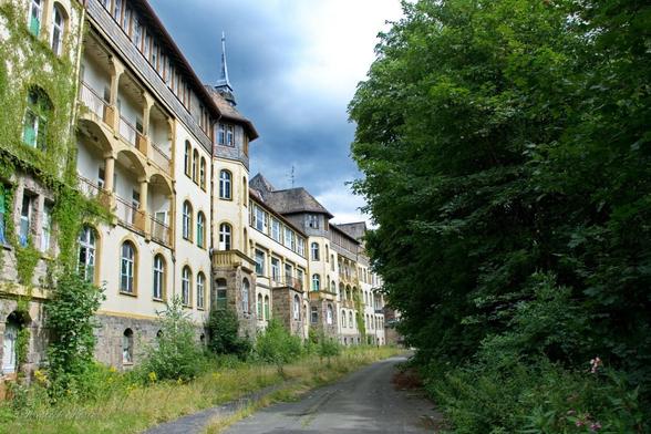 This building was built from 1901 to 1904 by the "Allgemeine Knappschaftsverein" Bochum as a hospital for the treatment of lung diseases and especially tuberculosis.
Until 1986, lung diseases of miners from Bochum and the Ruhr area were treated here.
It is estimated that about 50,000 miners were treated here in 82 years.
Today the building is abandoned.
Situated in the middle of the forest, it is so quiet today that you can sense the ghosts of the people who were treated here for 82 years - a ghostly and almost mystical atmosphere.