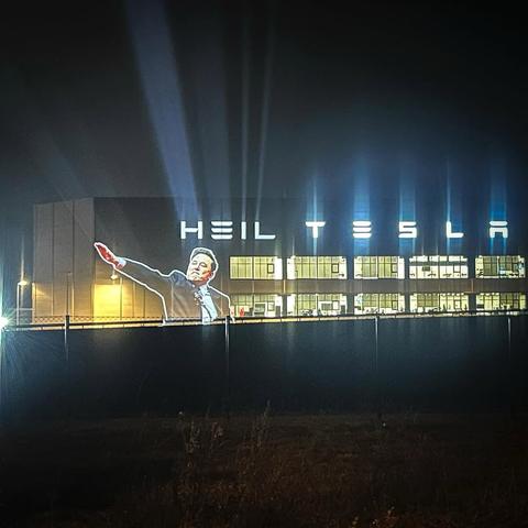 Auf der Tesla Gigafactory in Berlin steht: „Heil Tesla!“