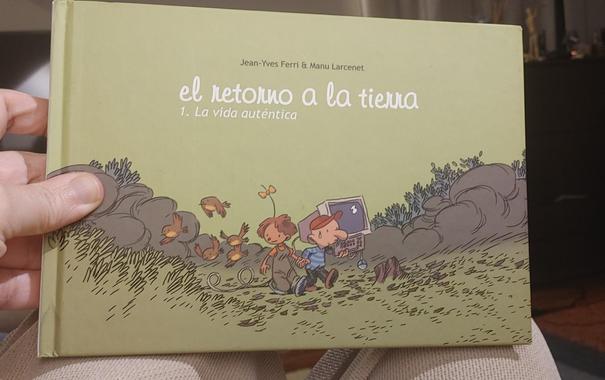 Portada del primer tomo de "El retorno a la tierra", de Jean-Yves Ferri y Manu Larcenet. Se ve una parejita hetero paseando por un campo idílico lleno de pajaritos. Él carga con un ordenador enorme, de los de hace 20 años.