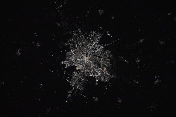 The_city_lights_of_Winnipeg_in_Manitoba,_Canada_(iss072e423413).jpg