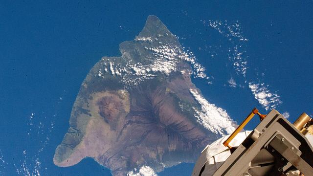 Hawaii,_the_largest_island_in_the_chain_of_the_Hawaiian_Islands_(iss072e421839).jpg