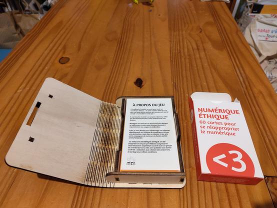 Boite en bois à charnière souple façon livre, avec les Métacartes Numérique Éthique dedans
