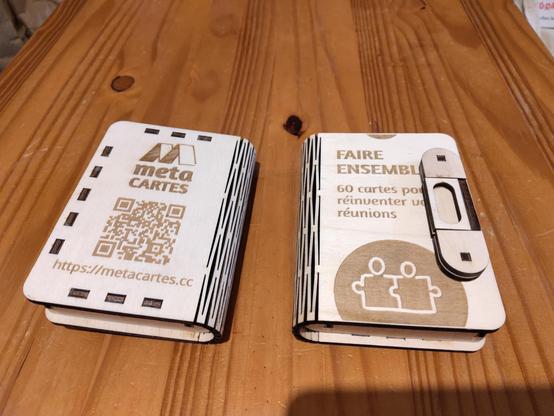 Boites en bois à charnière souple façon livre, gravées comme le carton d'origine des Métacartes Faire Ensemble