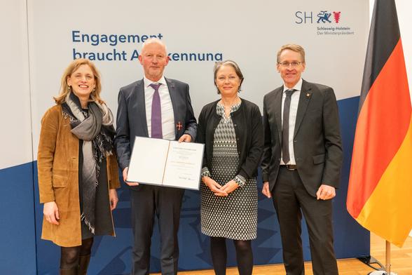 Gruppenbild: Bildungsministerin Karin Prien, Prof. Dr. Olaf Köller, Dr. Michaela Köller, Ministerpräsident Daniel Günther.
