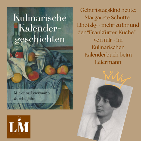 Das Bild zeigt ein Buchcover mit dem Titel „Kulinarische Kalendergeschichten“. Das Cover zeigt ein Stillleben-Gemälde mit Früchten und einem Glas auf einem Tisch.  Daneben ist ein Schwarzweißfoto einer jungen Frau mit Krone abgebildet.  Der Text neben dem Foto gratuliert Margarete Schütte-Lihotzky zum Geburtstag und erwähnt deren Beitrag zur „Frankfurter Küche“ im Kontext des kulinarischen Kalenderbuchs des Leiermann-Verlags.